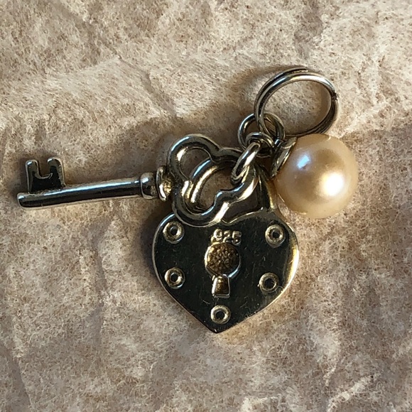 Vantel Pearls "Key to My Heart" Charm - Picture 9 of 9